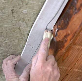 Ny gipsloft med synlige bjælker: Tegn op på en stump gipsplade Ny gipsloft med synlige bjælker: Tegn op på en stump gipsplade